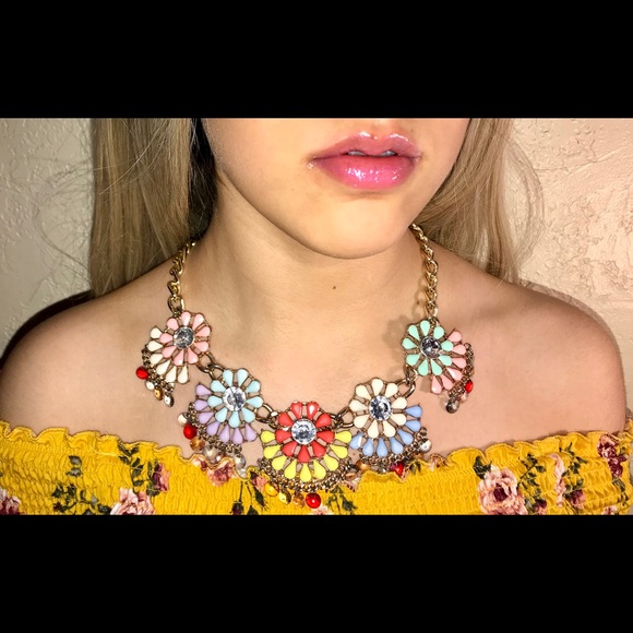 Colorful flowery necklace - Picture 1 of 2